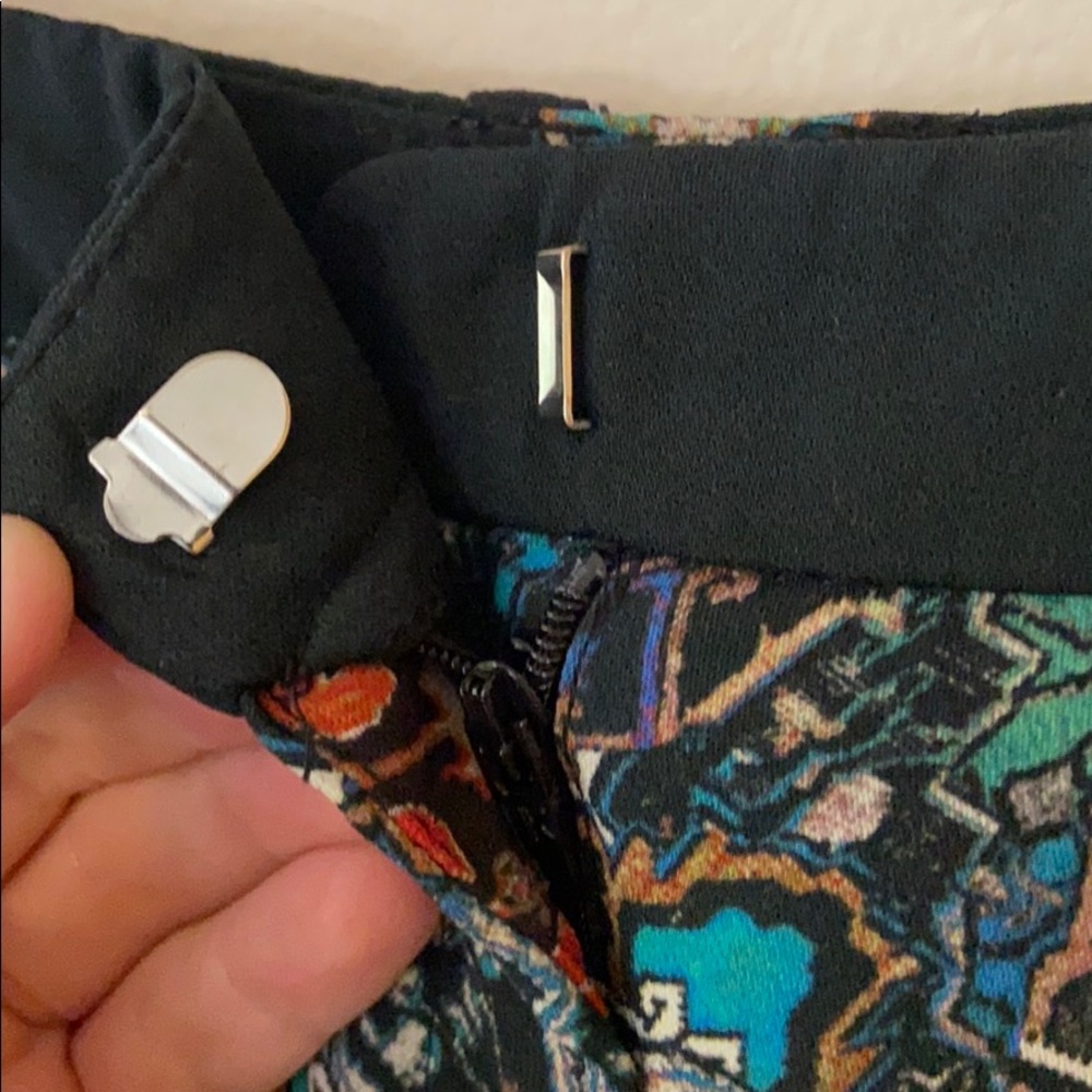 Top Shop Perfect Condition Fabric Pattern Shorts - image 3